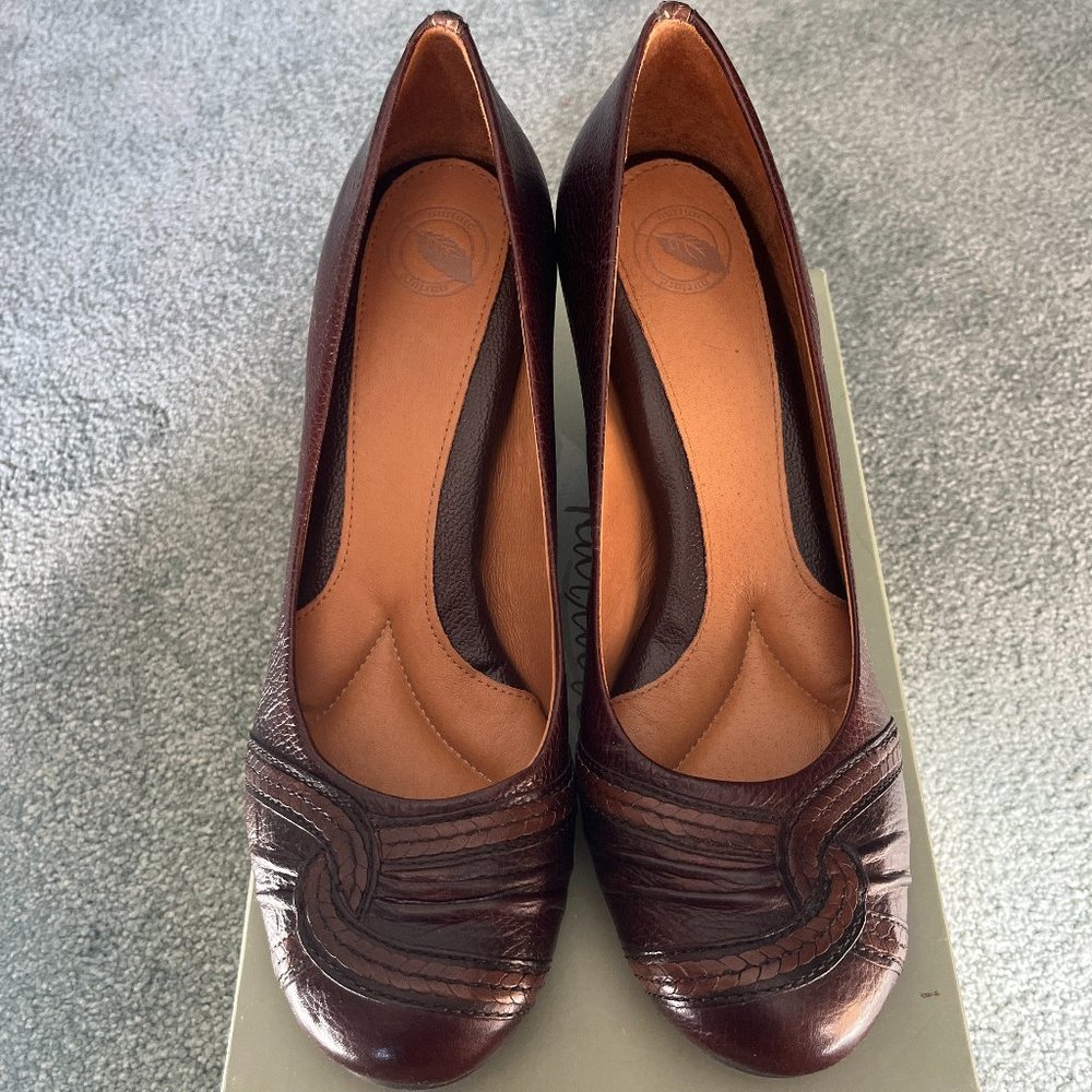Brown Nurture Wedges